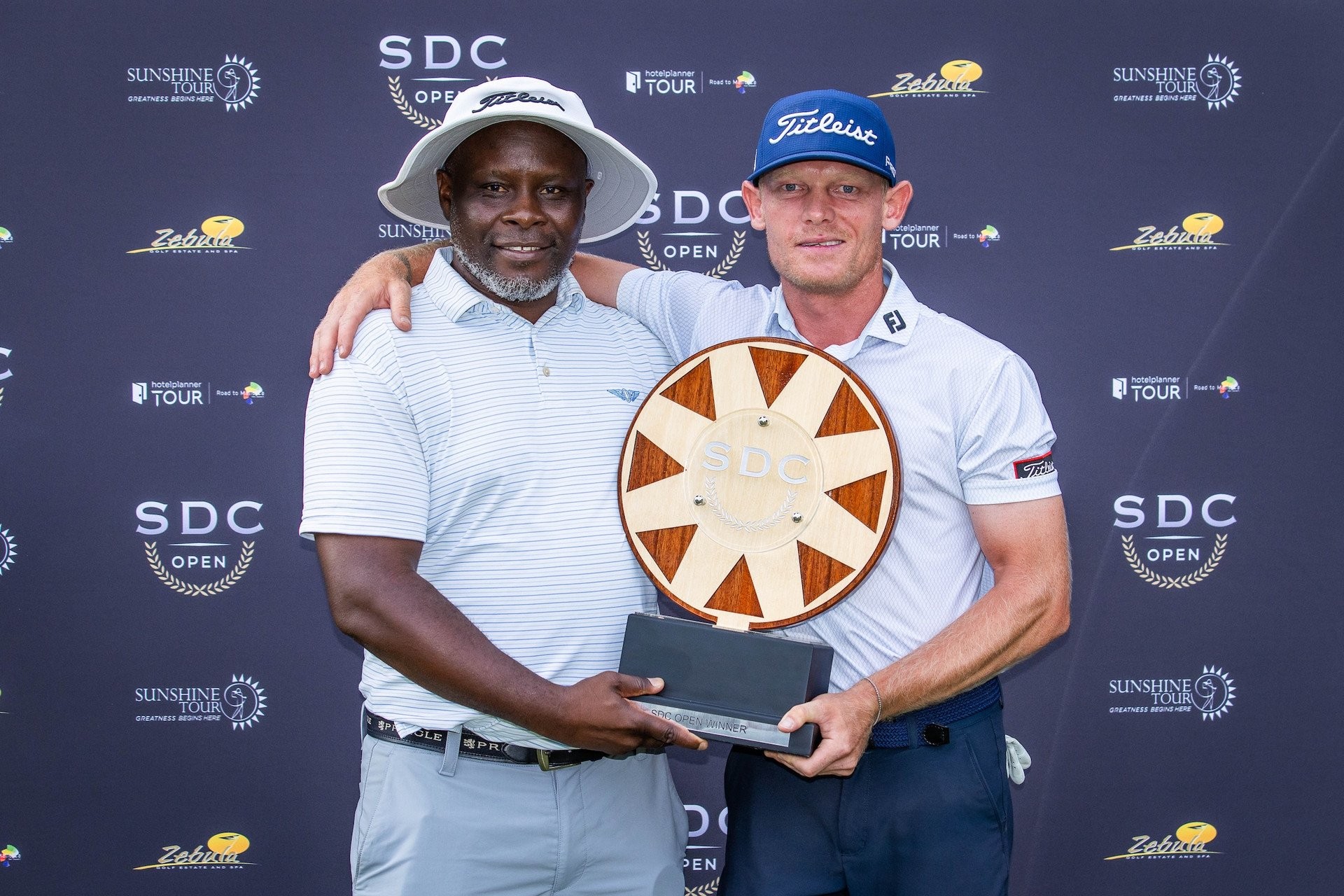 MJ Viljoen (right) and the winning caddie Jeff Faku. Credit: Sunshine Tour.